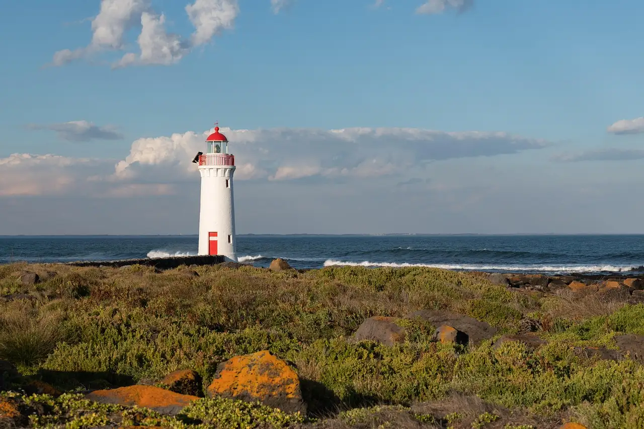 Tuindecoratie vuurtoren kopen voor een sfeervolle tuin